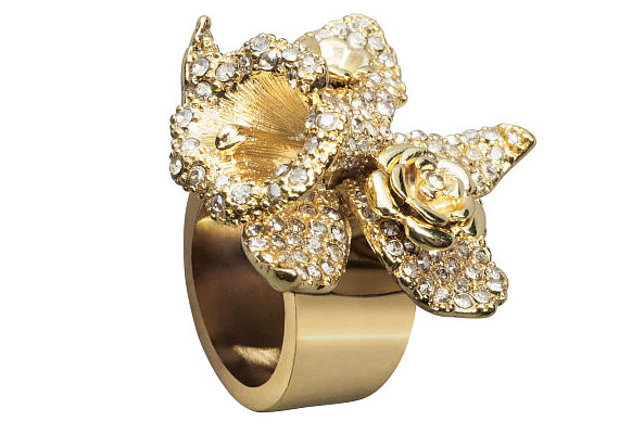 Csillogó, kövekkel díszített, virágmintás gyűrű a H&M-től, 5 990 forintért.