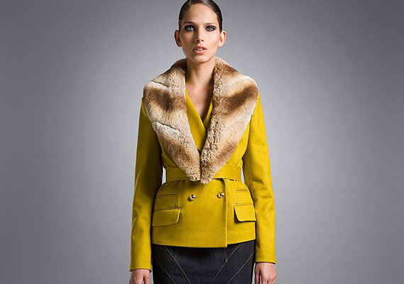 Mustárszínű kabát, 115 000 forint.