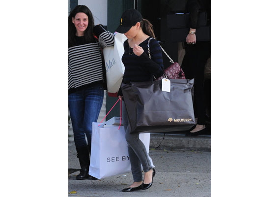 Mila Kunis óriási Mulbery-bevásárlótáskája mögött egy lila Dior-táska lapul.