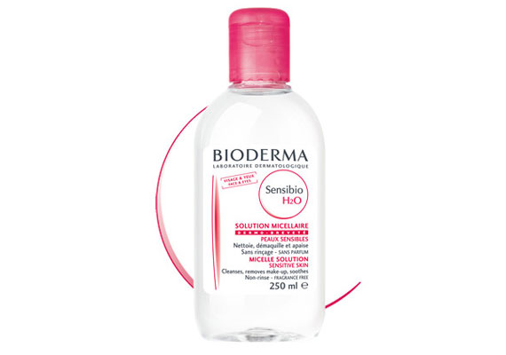 <b>Bioderma Sensibio H2O</b> - Micellás technikával szedi le a piszkot és a sminket az arcról, nagyon érzékeny bőrre is ajánlott.