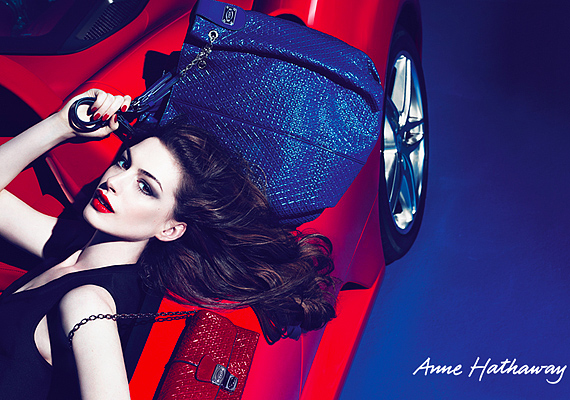 A kampányfotókon Anne Hathaway testesíti meg azt a nőtípust, akinek a Tod's a tavaszi táskáit szánja: a klasszikusan elegáns, mégis modern, nagyvárosi hölgyet, aki érzéki, kifinomult és energikus.
