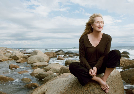 Csak természetesen: Mery Streep mezítláb üldögél a tengerparton a Vogue fotóján.