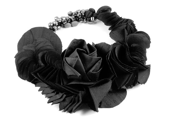 Fekete rózsa nyakék.