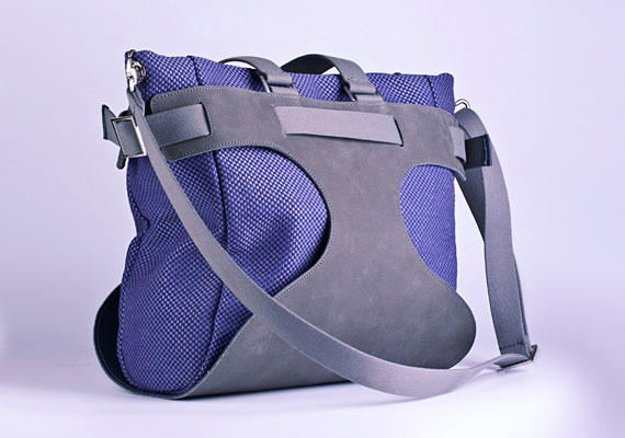 A felfelé bővíthető zsákokat kicserélve könnyen az aznapi ruhádhoz alakíthatod a táskát. /Forrás: http://www.ducsaijudit.hu/