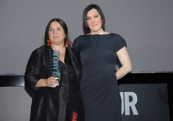 Az év hősnője különdíjat a roma ruhák tervezésével foglalkozó Varga Erika, a Romani Design vezetője kapta. Maróy Krisztina, a magazin főszerkesztője adta át a díjat.