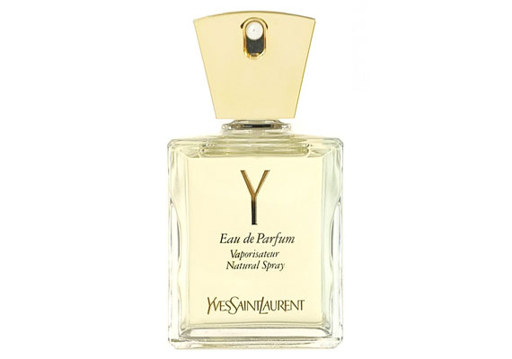 Az Yves Saint Lauren Y névre keresztelt parfümje igazi klasszikusnak számít, 1964-ben dobták először piacra. Illatát a nőszirom, a tubarózsa és az ylang-ylang határozza meg. 100 milliliter 15 929 forint.