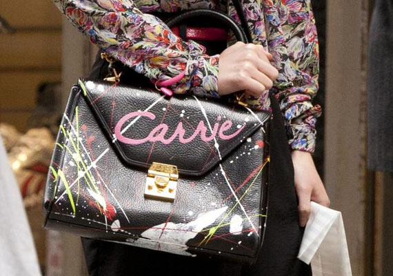 Az ikonikussá vált nyaklánc elődje: egy Carrie feliratú táska.