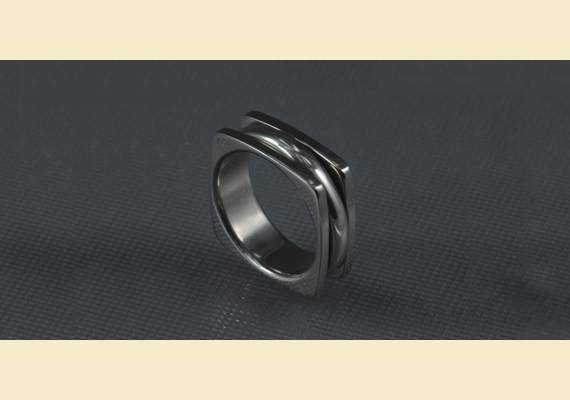 Arton jegygyűrű, titán, középen fehérarany forgó karika. Ár: 90 000 forint/darab. /Forrás: design-jegygyuru.hu, fotó: Taskovics Dorka/