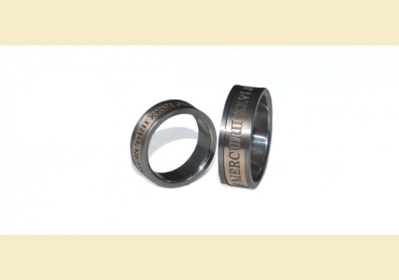 Latin jegygyűrű, titánium, középen forgó arany sáv latin dátummal. Ár: 185 000 forint/pár. /Forrás: design-jegygyuru.hu, fotó: Taskovics Dorka/