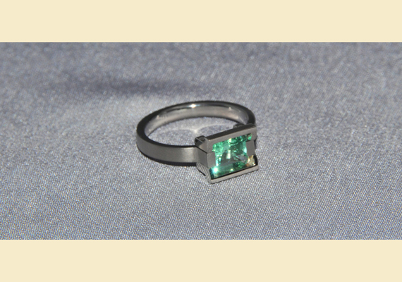 Stummer jegygyűrű, titán, fehérarany, smaragd. Ár: kőtől függ. /Forrás: design-jegygyuru.hu, fotó: Taskovics Dorka/