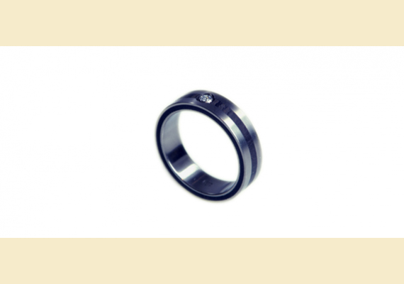 Sophie jegygyűrű, titán, ébenfa, egy brill. Ár: 65 000 forint. /Forrás: design-jegygyuru.hu, fotó: Taskovics Dorka/