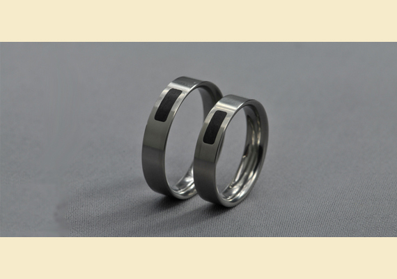 Zagi jegygyűrű, titán, ébenfa. Ár: 90 000 forint/pár. /Forrás: design-jegygyuru.hu, fotó: Taskovics Dorka/