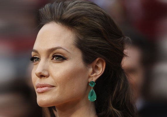 A homlokból kifésült haj kiemeli Angelina nemes vonásait.
