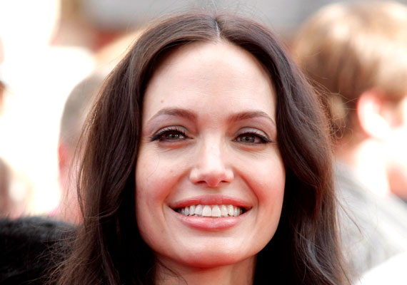 Angelina Jolie megpróbálkozott a középen elválasztott frizurával.