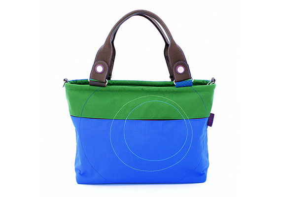 Kék-zöld táska a tavalyi kollekcióból - nem bőr -, 24 900 forint.