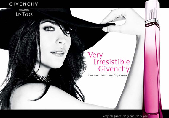 Évek óta a Givenchy reklámarca.	 