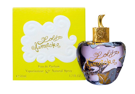 Már a pazar, fényűző csomagolás is érzékelteti, hogy a Lolita Lempicka parfüm művészi munka eredménye. Az első fújás meglehetősen édes, de amint a levegővel érintkezik, inkább a fűszeres, fás aromák határozzák meg az illatát.