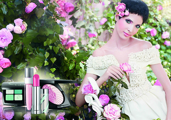 A Lancôme egy komplett rózsakertet sűrített bele a tavaszi, Roseraie des Delices-kollekció termékeibe. Pink és zöld látomását az egzotikus szépségű Hanaa Ben Abdesslemmel elevenítette meg a francia kozmetikai cég.
