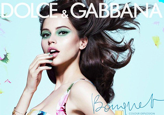 A Dolce & Gabbana is két színésznőt választott kampányarcának idén. A Bouquet tavaszi sminkkollekció plakátjain az angol Felicity Jones pózolt, romantikus, mezei zöldben.