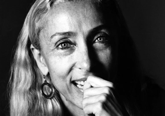 Franca Sozzani úttörőként vezette át az olasz Vogue-ot a digitális korba, és sokat tett azért, hogy a divat a molett vagy nem fehér bőrű nőknek is szóljon. /Forrás: modernwearing.com/