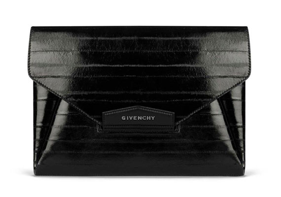 Igen, jól sejtitek: mind csupa fekete. /Forrás: http://www.facebook.com/Givenchy/