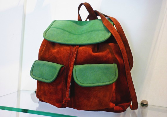 A hátizsák is reneszánszát éli, velúrban és élénk színekkel nagyon vagány viselet.