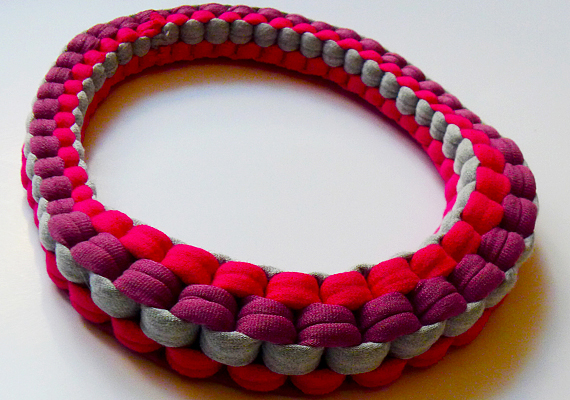 Ez a textilcsíkokból font nyaklánc 3400 forintba kerül. /Forrás: http://musume.hu/