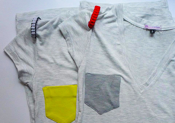 Az egyszerű pólókat csupán egy zseb és fonott vállpánt díszíti. Az áruk 5900 forint. /Forrás: http://musume.hu/