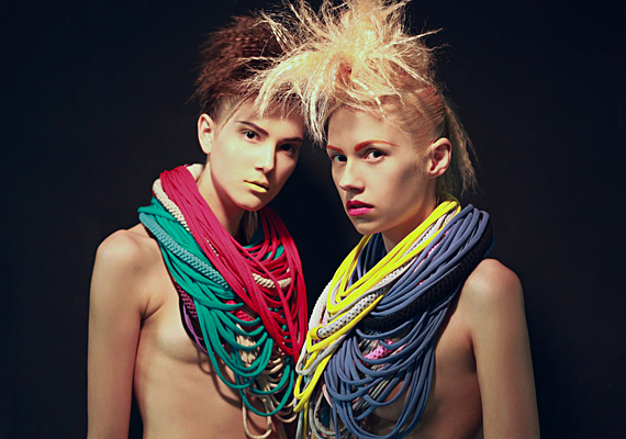 Az ötletes, mutatós textilnyakláncok többféle színben és méretben kaphatók. /Forrás: http://musume.hu/