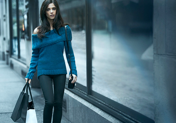 Egyszerű moher pulóver és szűk nadrág őszre, a DKNY Jeans kínálatából.