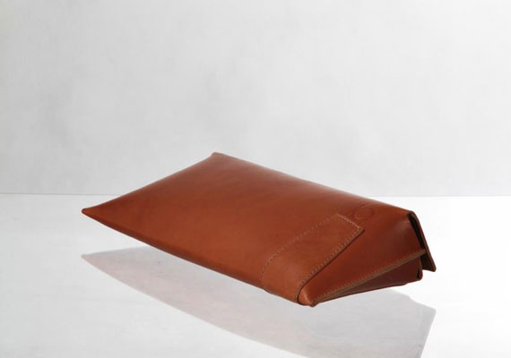 Kézreálló borítéktáska. /Forrás: http://www.facebook.com/agneskovacs.leather.design/