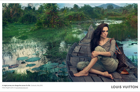Angelina Jolie Kambodzsában hajókázik.