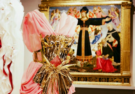 Bár a LACMA birtokában jelenleg nincs Fra Angelicónak tulajdonított mű, az olasz reneszánsz teremben számos eredeti 14., 15. és 16. századi olasz műkincs között kapott helyet a kilenc lenyűgöző, estélyi ruhának is beillő kosztüm.