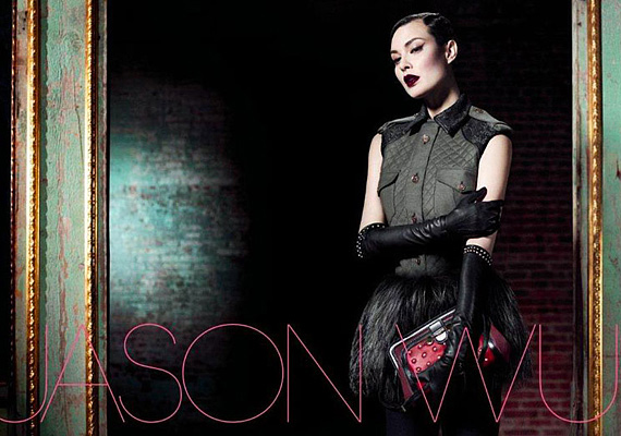 A Jason Wu őszi-téli különlegességeit az egzotikus szépségű Shalom Harlow mutatja be idén, akinek remekül áll a katonás elegancia és a drámai, bordó árnyalat. /Forrás: fashiongonerogue.com//