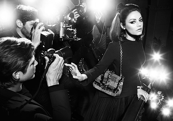 A Miss Dior őszi-téli kézitáskáit idén Mila Kunis népszerűsíti, aki hatvanas évekbeli dívaként tündököl a kampányfotókon. /Forrás: www.selectism.com//
