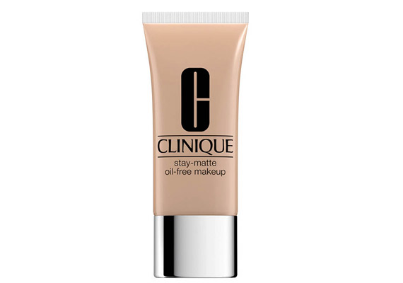 A Clinique Stay-Matte Oil-Free alapozó olajmentes összetételének köszönhetően megakadályozza a bőr kifényesedését, így zsíros bőrűek számára is tökéletes választás.
