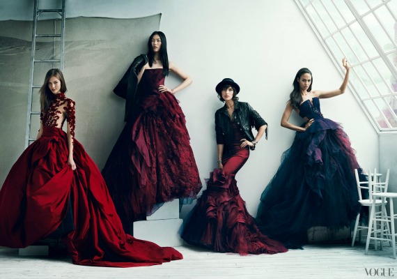 Karlie Kloss Marchesa-estélyiben, Arizona Muse, Joan Smalls, Liu Wen pedig Vera Wang esküvői ruhákban. /Forrás: Vogue/