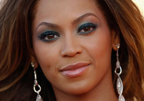 Beyoncé kék sminkje mellett a zöldre és a pirosra festett szemhéj is divatba jön.