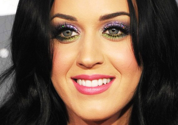 Bátran használj teljesen ellentétes, csillogó színeket, mint Katy Perry.