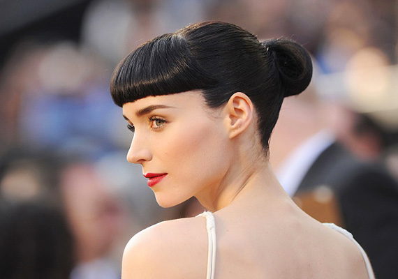 Rooney Mara már jóval a trend begyűrűzése előtt ráérzett a rövid frufru finom eleganciájára. Ez az a frizura, mely igazán kiemeli hamvas szépségét. /Forrás: blog.mattemagazine.com/