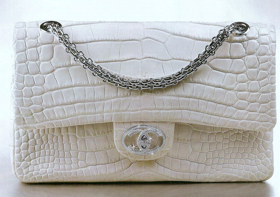 A Chanel Diamond Forever névre hallható táskája, melyből fekete is készült. Kígyóbőr és gyémántok teszik drágává, bár a logó egészen gagyinak tűnik ebben a formában. Ezért csak 261 ezer dollárt kellett kifizetni.