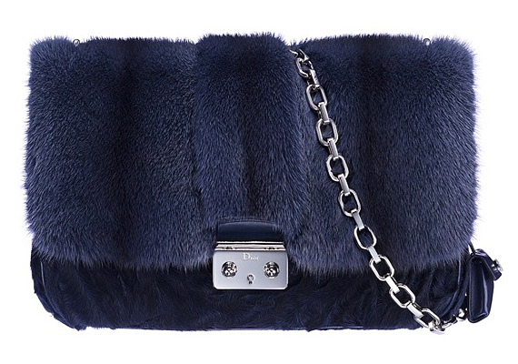A Dior másik kedvenc színe idén az ibolyakék, mely drámai hangulatot ad a szőrmés táskáknak. /Forrás: http://www.dior.com/