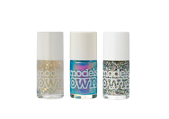 Szintén a Models Own márkának köszönhető ez a háromdarabos csomag, mely egy színátmenetes, vagyis ombre körömlakkot tartalmaz, melyre színtelen és ezüstös csillámokat lehet tenni a két díszítőlakk jóvoltából.