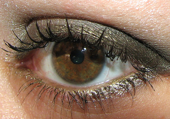 A barna szemek sem tűnnek fáradtnak a fakó khaki színtől, ha aranyló vagy bronzos keretezést kapnak. /Forrás: blushingnoir.com/