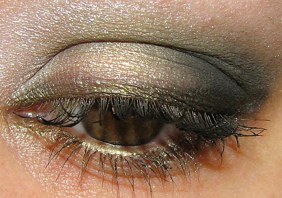 Füstös khaki szemsmink ezüstös pigmentekkel. /Forrás: blushingnoir.com/