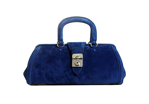 A kék bársony nem mindennapi anyag, így ez a táska is inkább különleges alkalmakra készült, nem pedig munkába járásra.