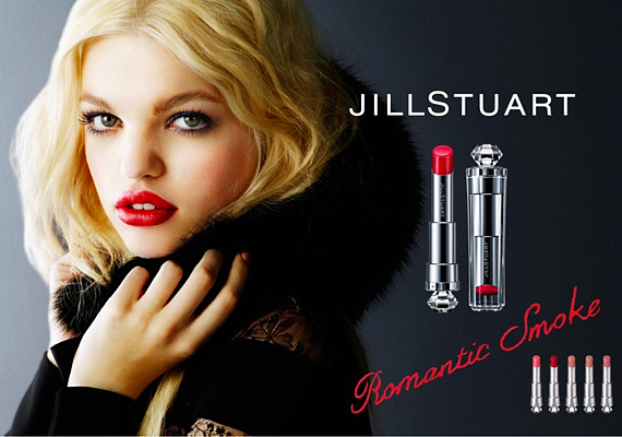 A Jill Stuart márka őszi-téli rúzsárnyalatát szintén a világos bőrű, szőke Daphne népszerűsíti, hiszen remekül áll neki ez a dögös, üde, vörös szín. /Forrás: faystyle.com/