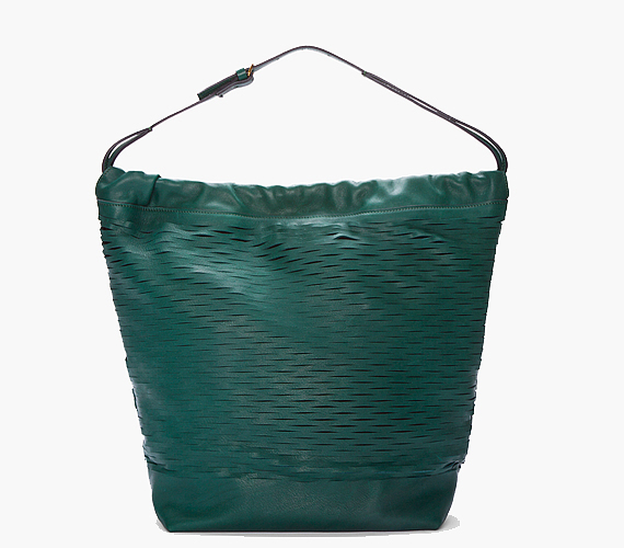 A Marni az erdők mély zöldjét idézte fel egyszerű shopping táskájával, mely megnyugtatja a szemet a kopár téli szezonban. /Forrás: www.ssense.com/