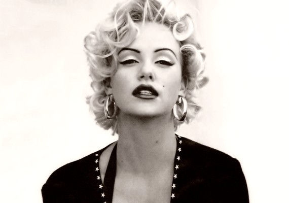 Charlize Theron a Madame Figaro magazin fotózásán bújt Marilyn bőrébe. Ekkor mindössze 18 éves volt.
