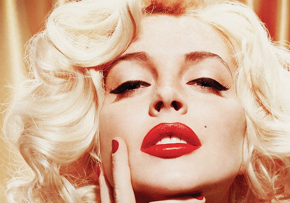 Lindsay Lohan a Playboy magazin kedvéért öltötte fel Marilyn külsejét, és egy egész fotósorozat készült vele a díva egykori képeinek mintájára.